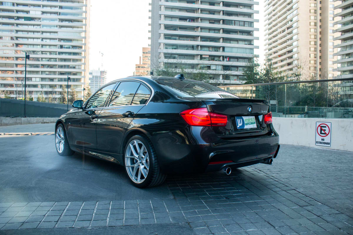BMW 340i 40 2017 - Vista trasera 3/4 de sedán color negro en exterior urbano