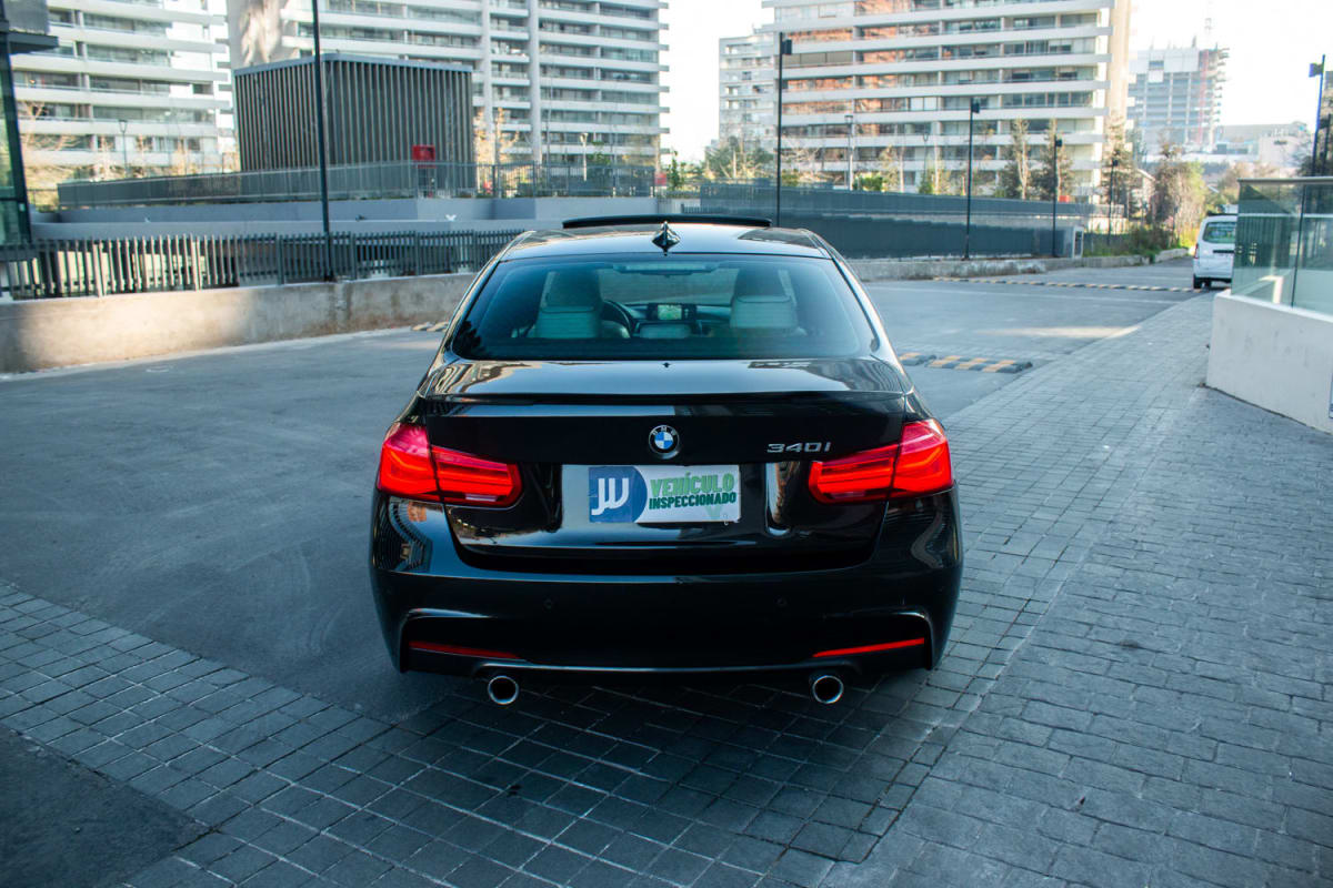 BMW 340i 40 2017 - Vista trasera de sedán color negro en exterior