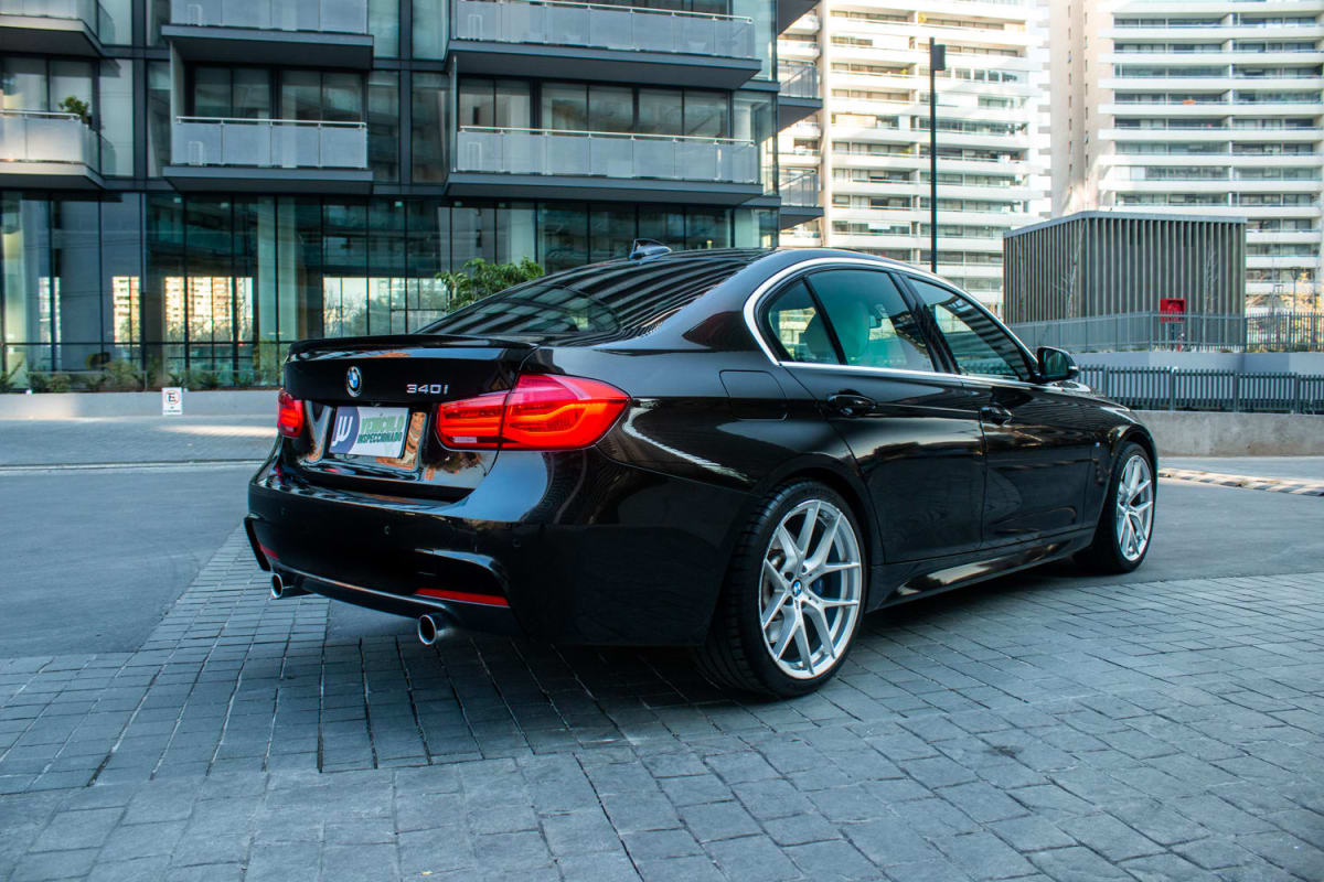 BMW 340i 40 2017 - Vista trasera 3/4 de sedán color negro en exterior