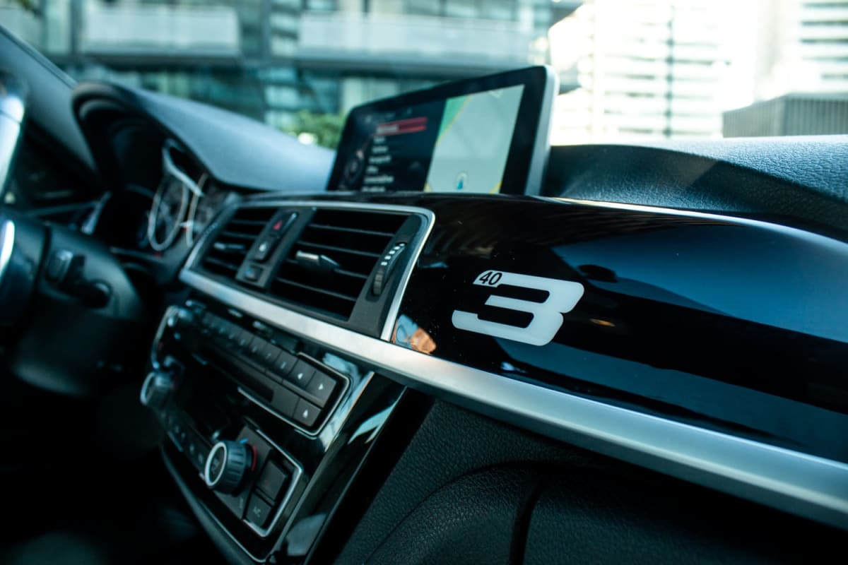 BMW 340i 40 2017 - Detalle del interior color negro. Consola central y pantalla de navegación.