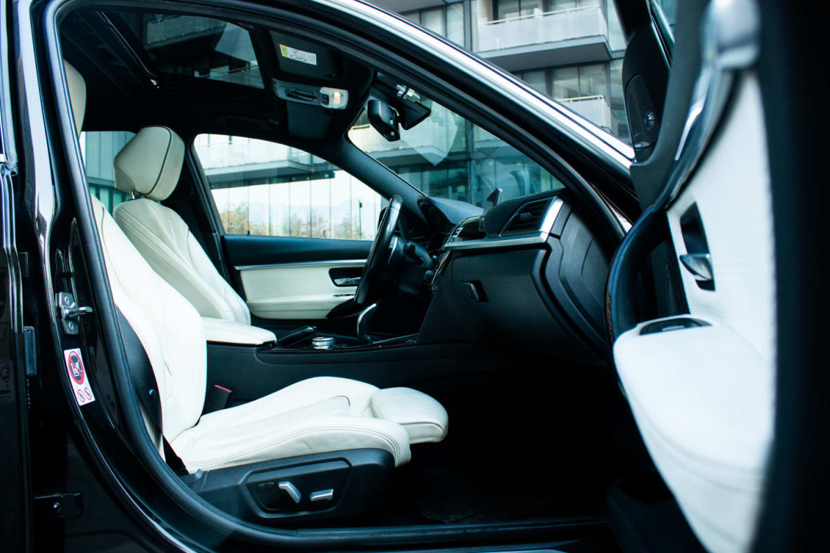 BMW 340i 40 2017 - Vista interior de sedán color negro con asientos de cuero blanco en exterior