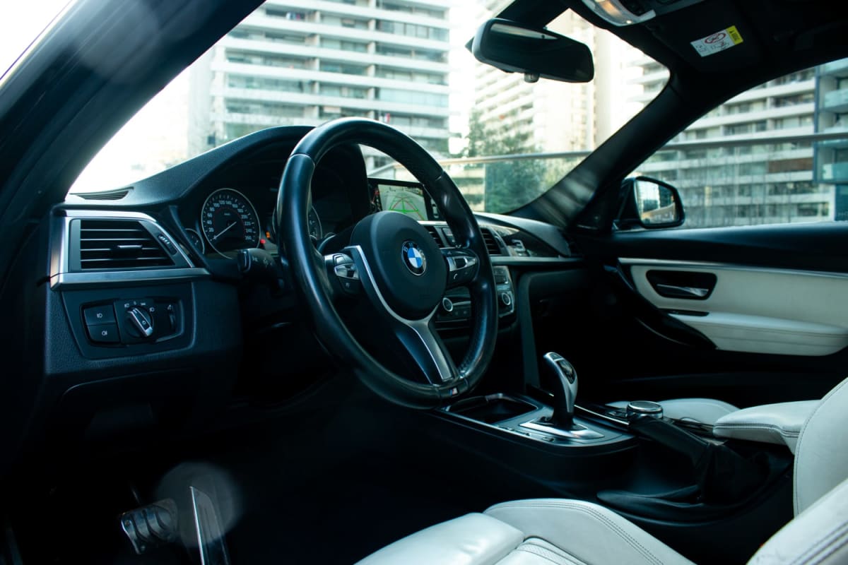 BMW 340i 40 2017 - Vista interior de convertible con tapicería bicolor (negro/blanco) en exterior.