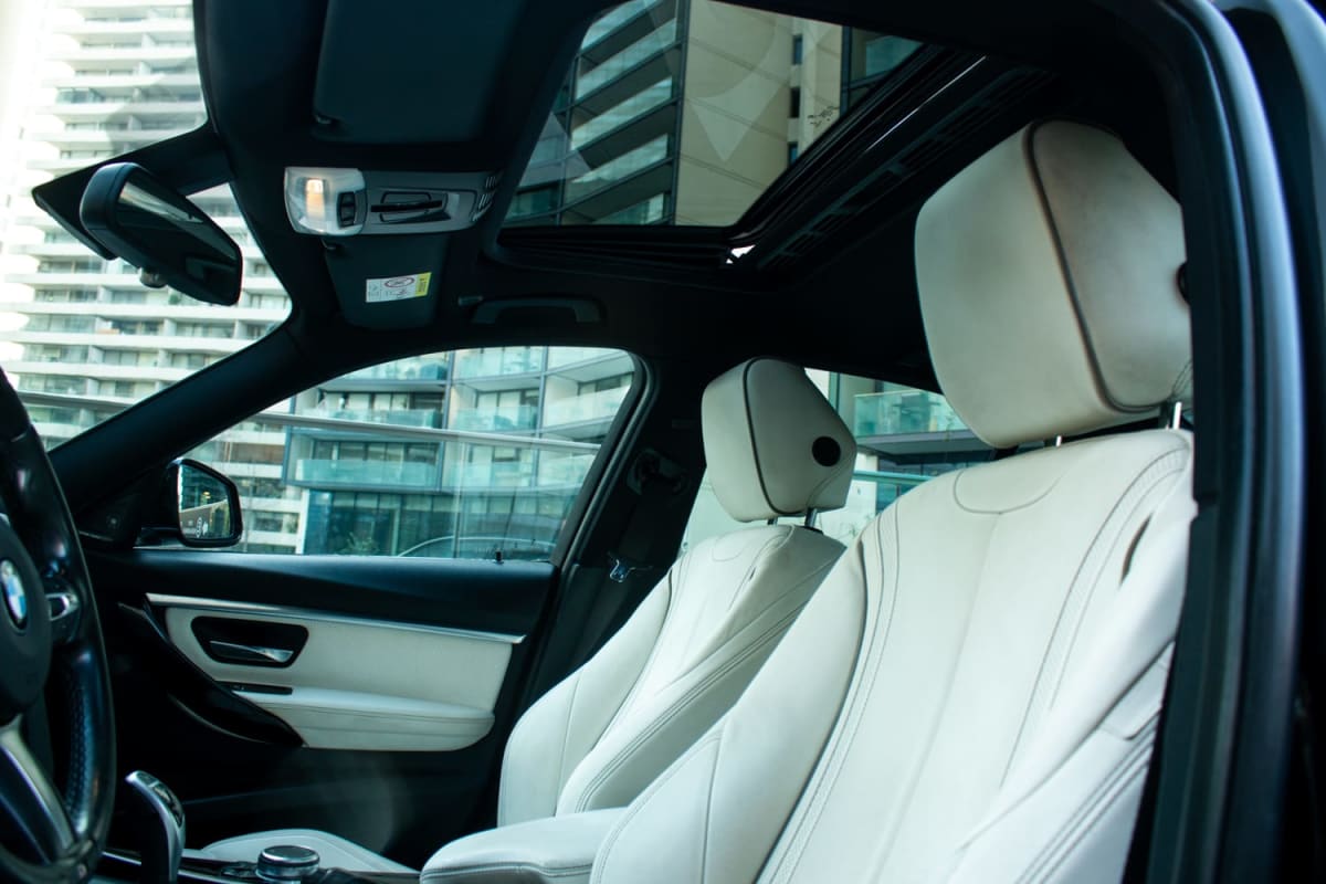 BMW 340i 40 2017 - Vista interior de sedán con asientos de cuero color crema en exterior urbano