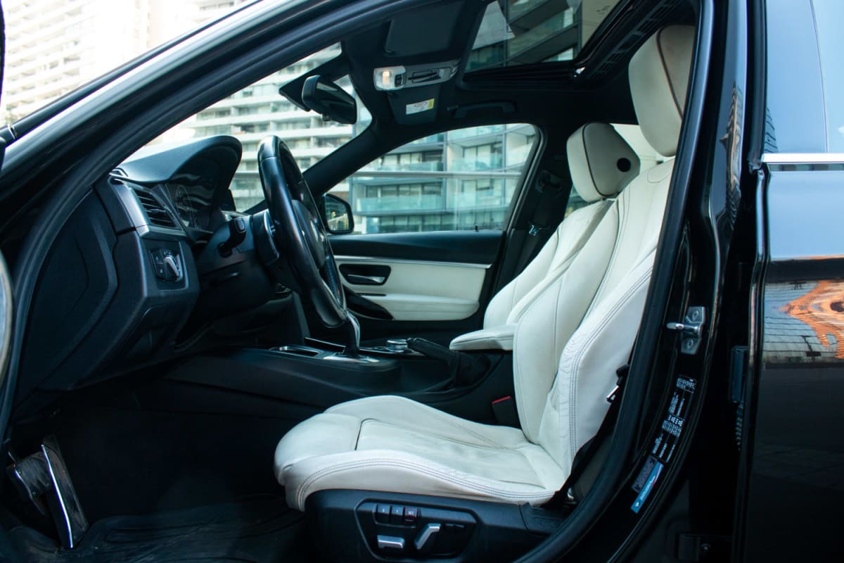 BMW 340i 40 2017 - Vista interior de sedán color negro con asientos de cuero color crema en exterior