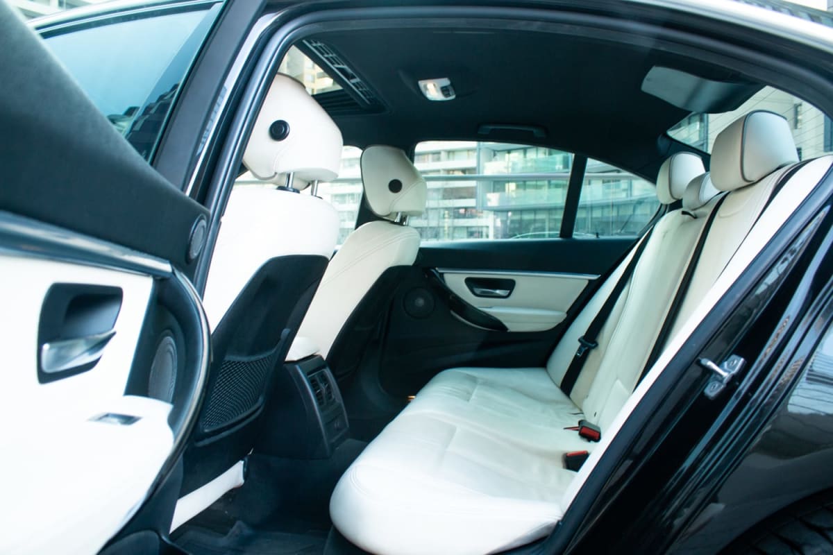 BMW 340i 40 2017 - Vista interior de sedán color negro con asientos de cuero blanco en exterior