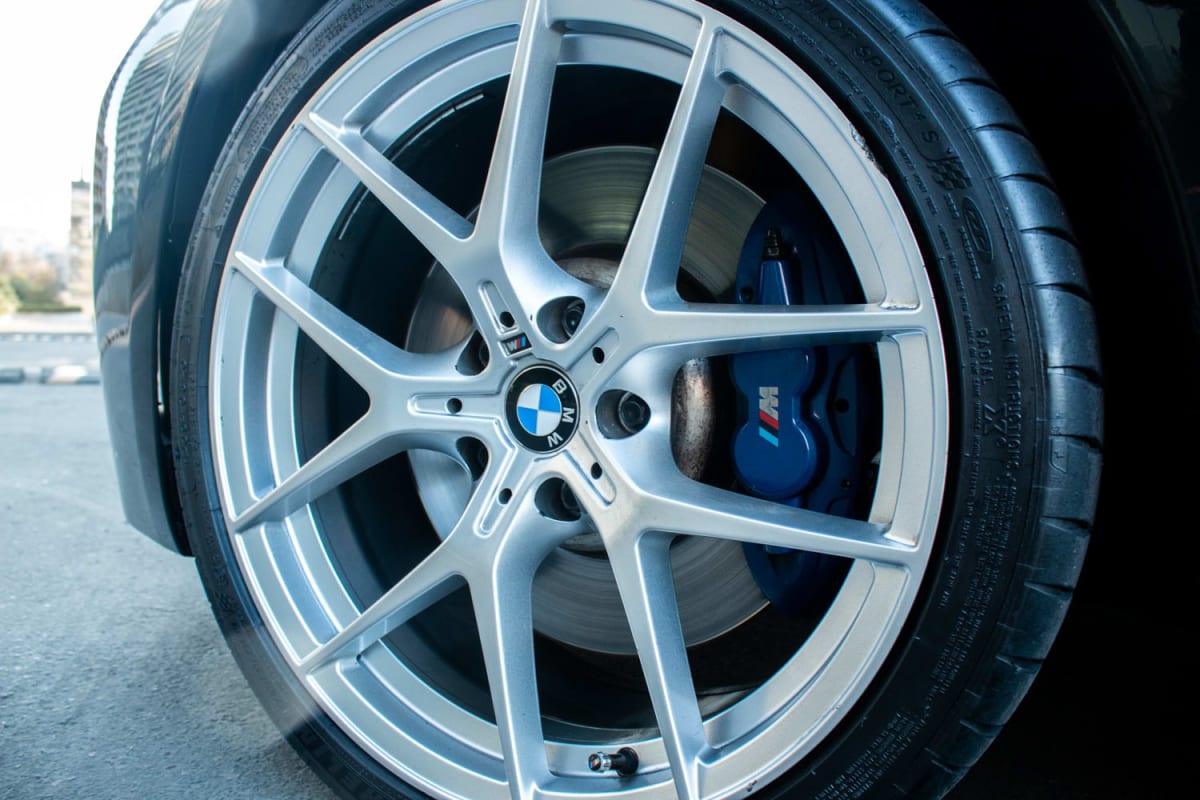 BMW 340i 40 2017 - Detalle de rueda color plata con caliper azul en exterior