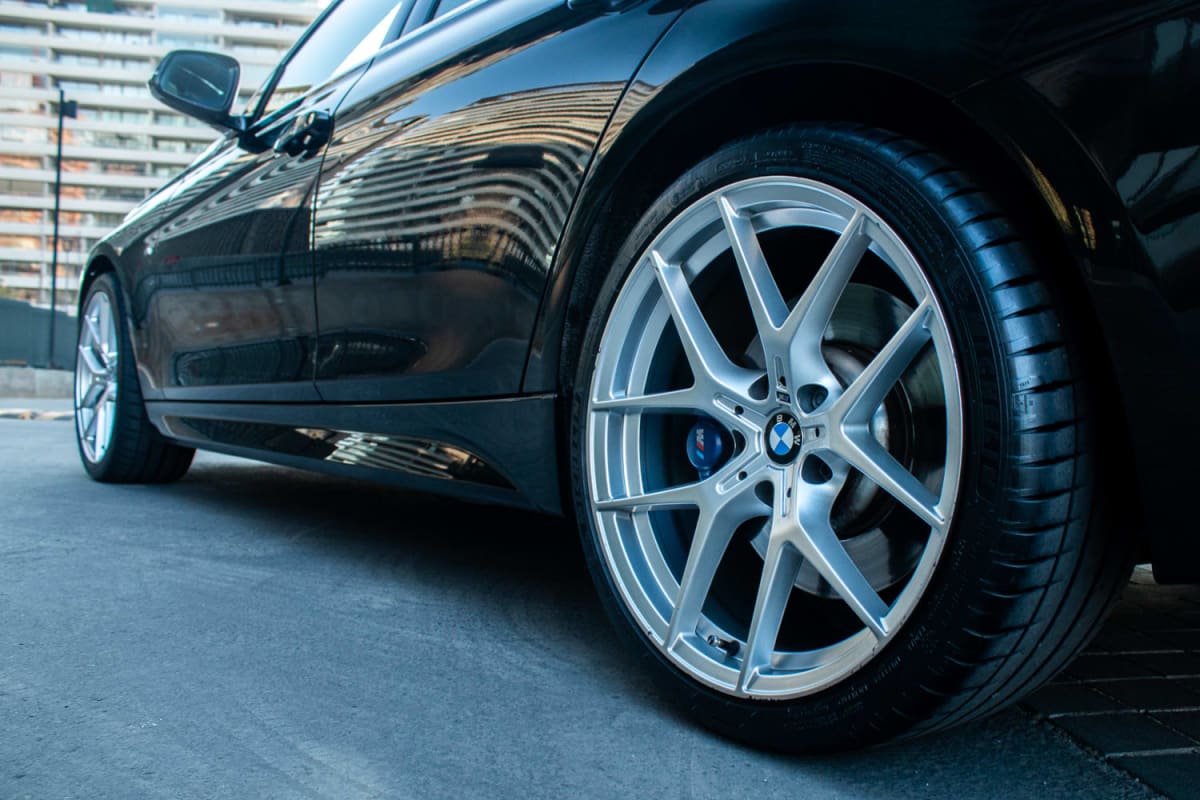 BMW 340i 40 2017 - Detalle lateral de sedán color negro mostrando llanta plateada en exterior