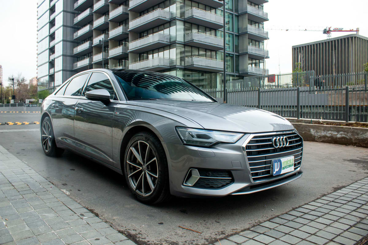 Audi A6 TDI 2021 - Vista 3/4 de sedán color gris plata en exterior urbano