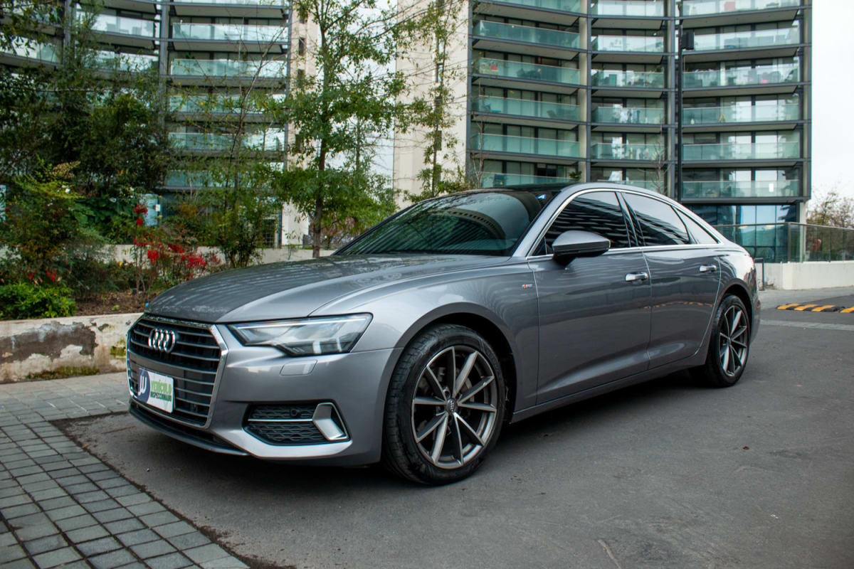 Audi A6 TDI 2021 - Vista 3/4 de sedán color gris en exterior