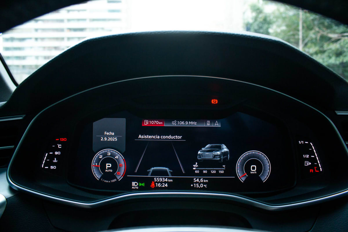 Audi A6 TDI 2021 - Detalle del panel digital interior con información de asistencia al conductor