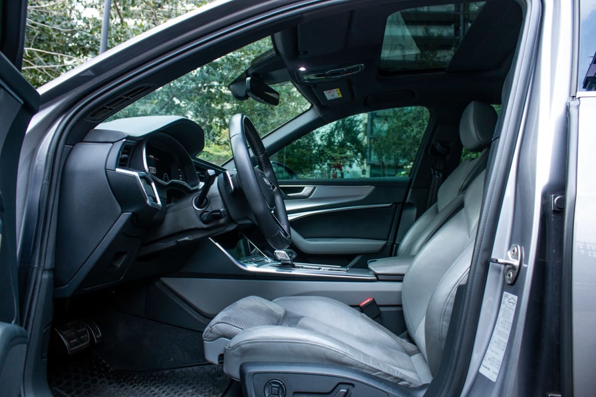 Audi A6 TDI 2021 - Interior de sedán color gris, vista lateral con puerta abierta en exterior