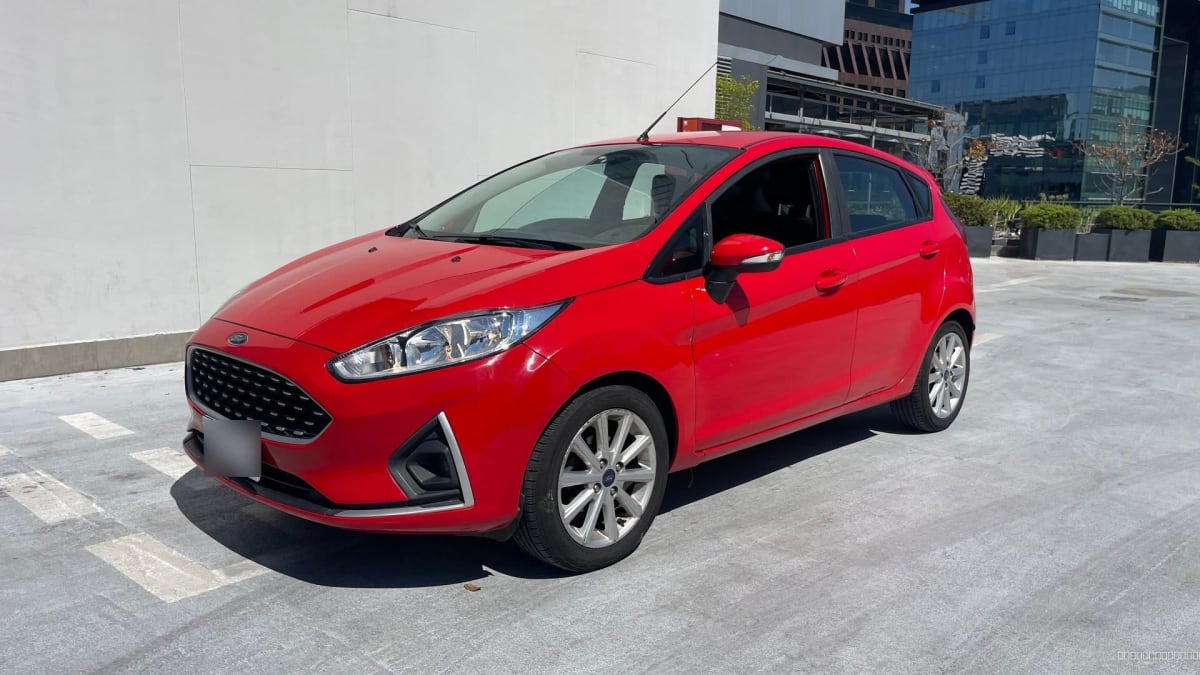 Ford Fiesta SE 2019 rojo manual - Vista 3/4 de hatchback color rojo en exterior