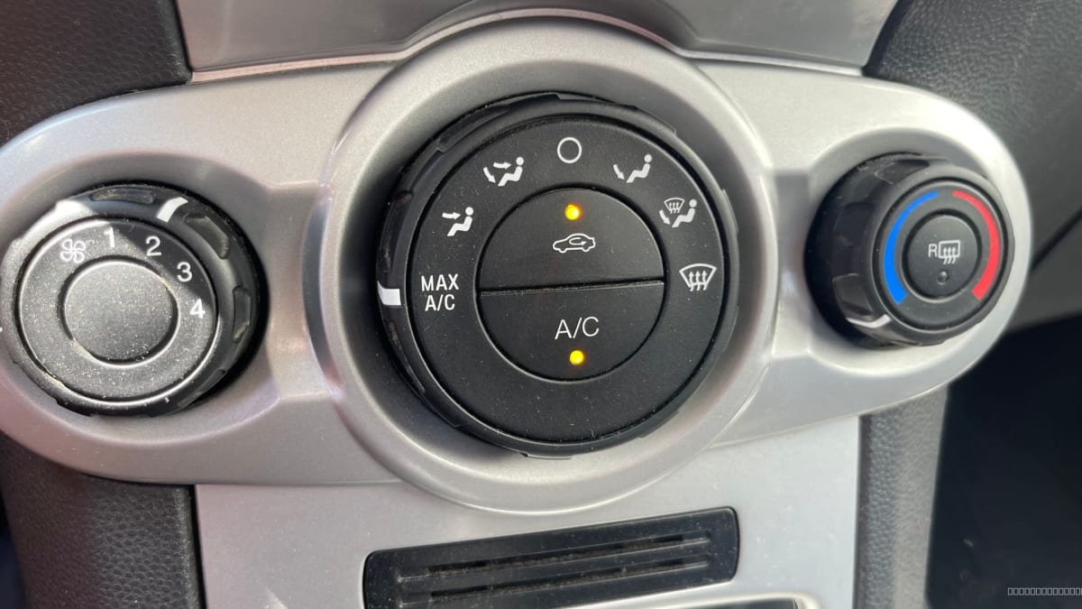 Ford Fiesta SE 2019 rojo manual - Detalle del panel de control del aire acondicionado en interior