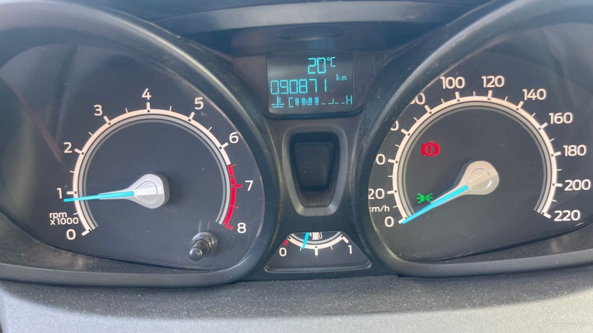 Ford Fiesta SE 2019 rojo manual - Detalle del panel de instrumentos con velocímetro y tacómetro en interior