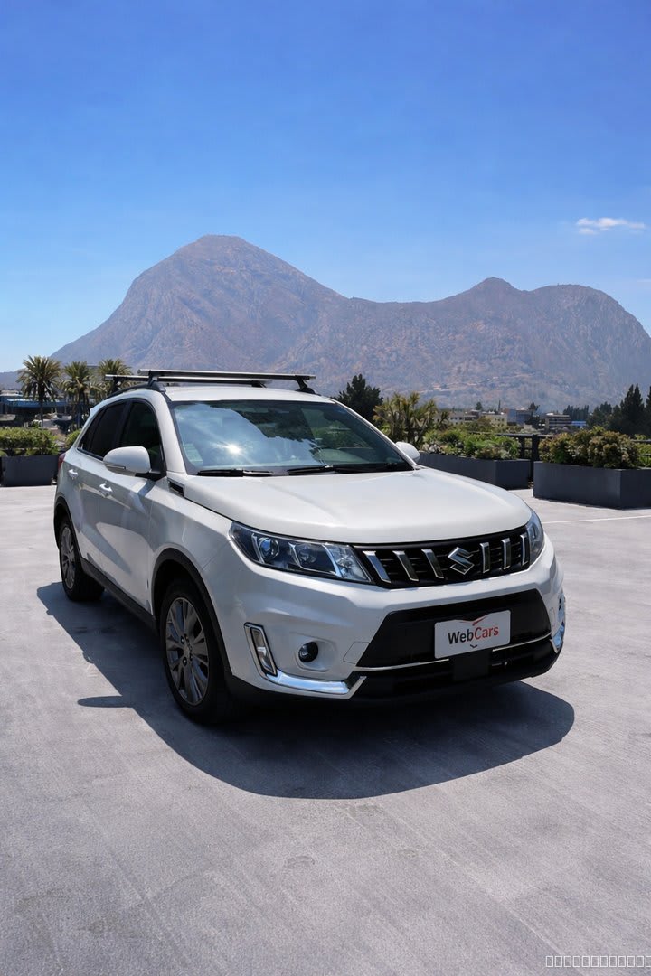 Suzuki Vitara 1.6 GLX 4x4 2022 manual - Vista 3/4 frontal de SUV color blanco en exterior con fondo de montaña