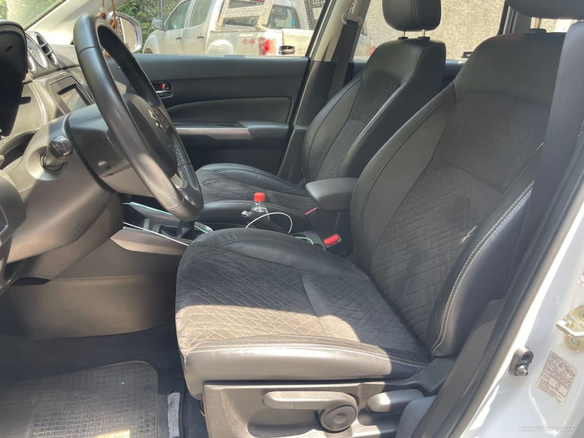 Suzuki Vitara 1.6 GLX 4x4 2022 manual - Vista interior de SUV color blanco, asientos delanteros de cuero negro en exterior
