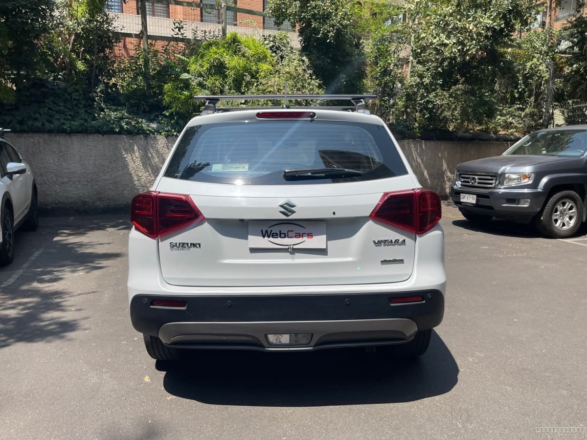 Suzuki Vitara 1.6 GLX 4x4 2022 manual - Vista trasera de SUV color blanco en exterior