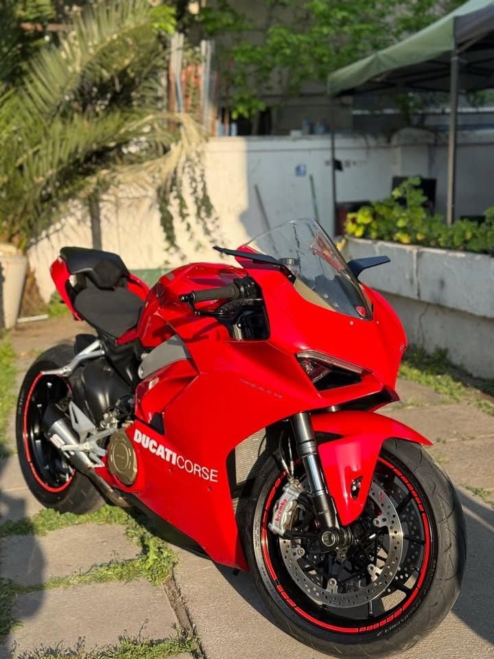 2019 Ducati Panigale V4 Rojo - Vista 3/4 de motocicleta color rojo en exterior