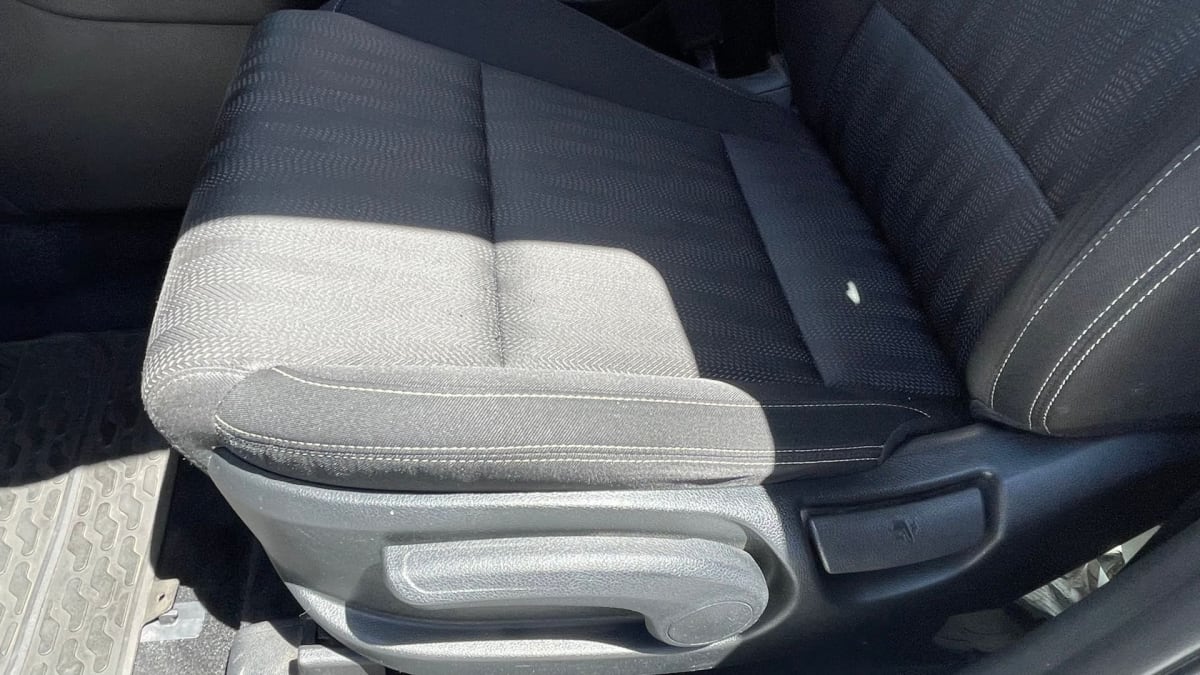 Kia Sportage 2.0 6MT 2018 - Detalle de asiento delantero tapizado en tela color gris oscuro en interior