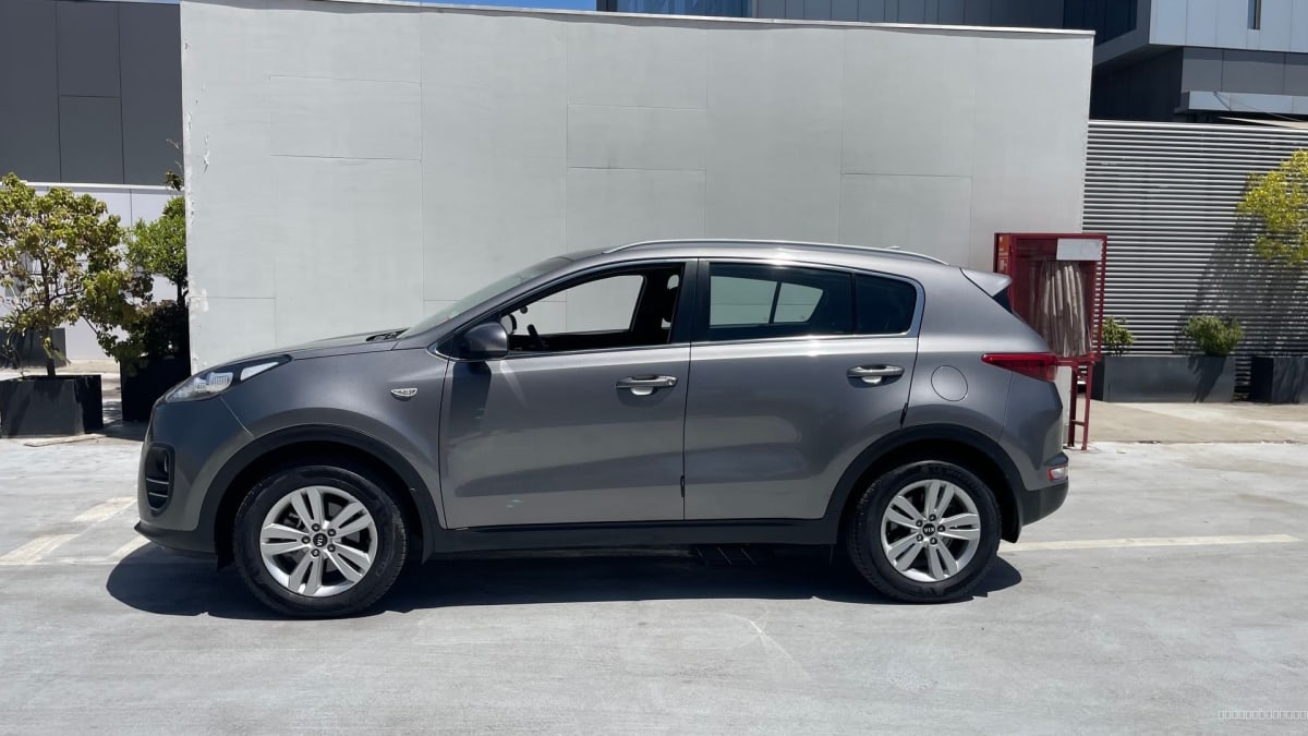 Kia Sportage 2.0 6MT 2018 - Vista lateral de SUV color gris en exterior