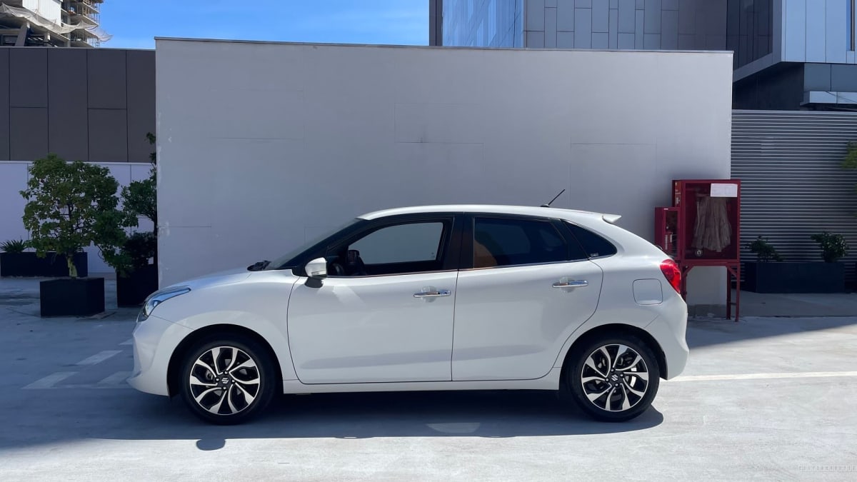 2022 Suzuki Baleno GLX AUTO Blanco - Vista lateral de hatchback color blanco en exterior