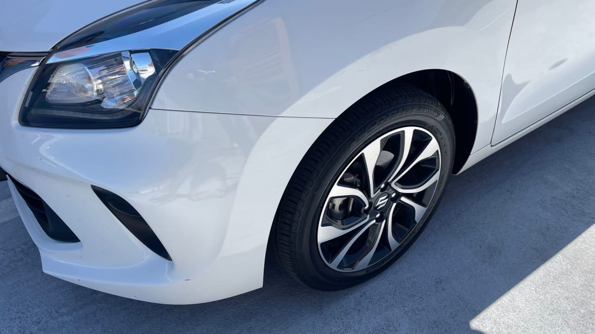2022 Suzuki Baleno GLX AUTO Blanco - Detalle 3/4 frontal de hatchback color blanco en exterior