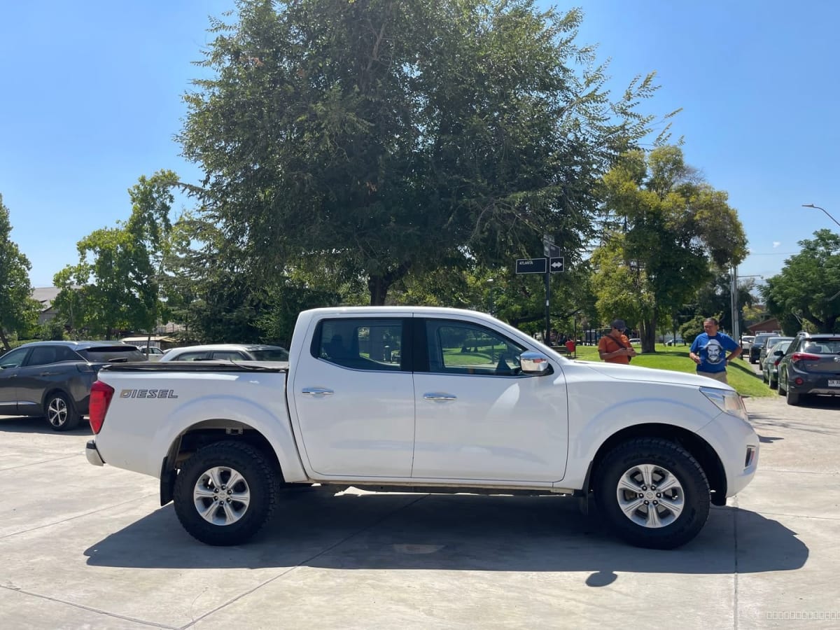 2021 Nissan Np300 Navara 2.3D DC XE Blanco - Miniatura 4