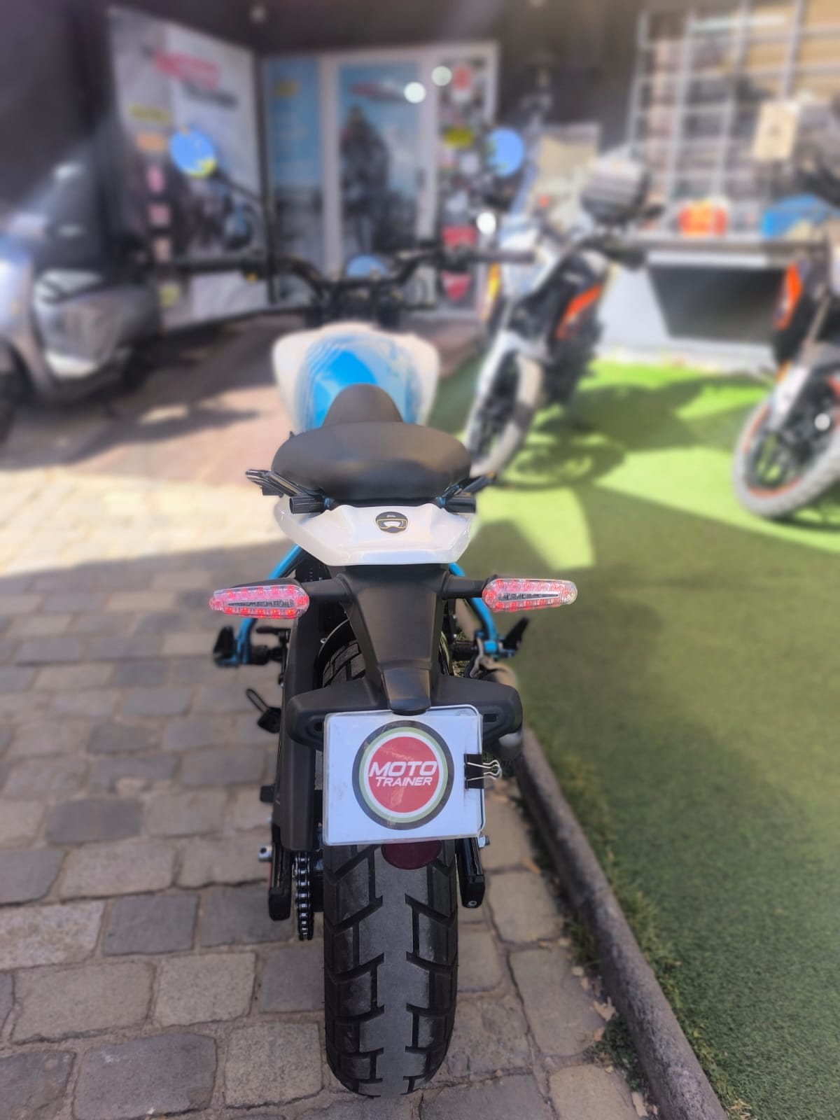 2025 Royal Enfield GRR 450 GRR Negro - Miniatura 4