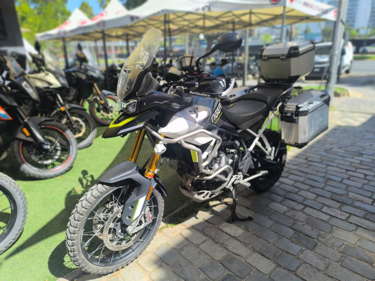 2024 Triumph Tiger 900 Tiger Gris - Miniatura 3