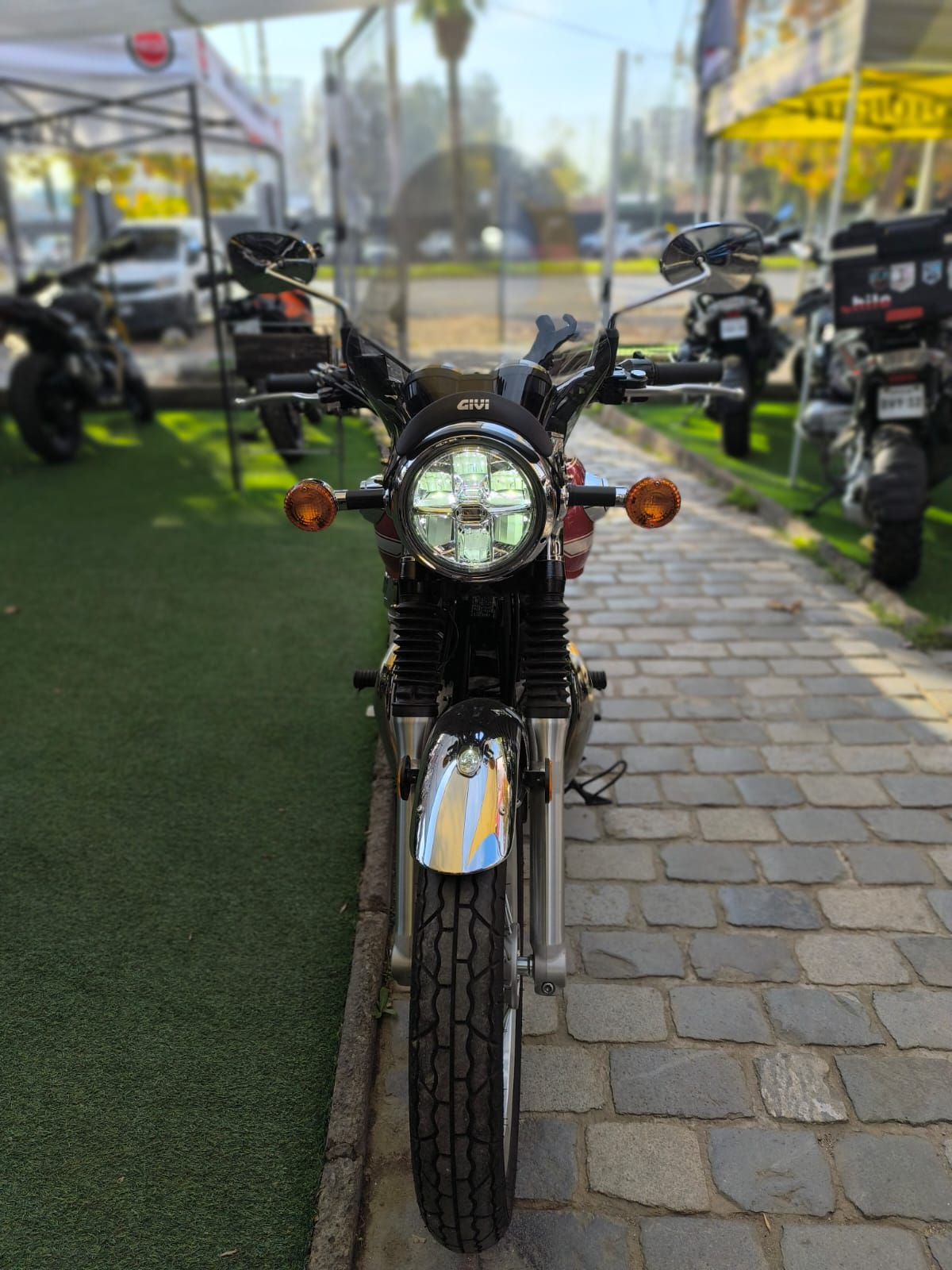 2022 Kawasaki W800 Negro - Miniatura 3