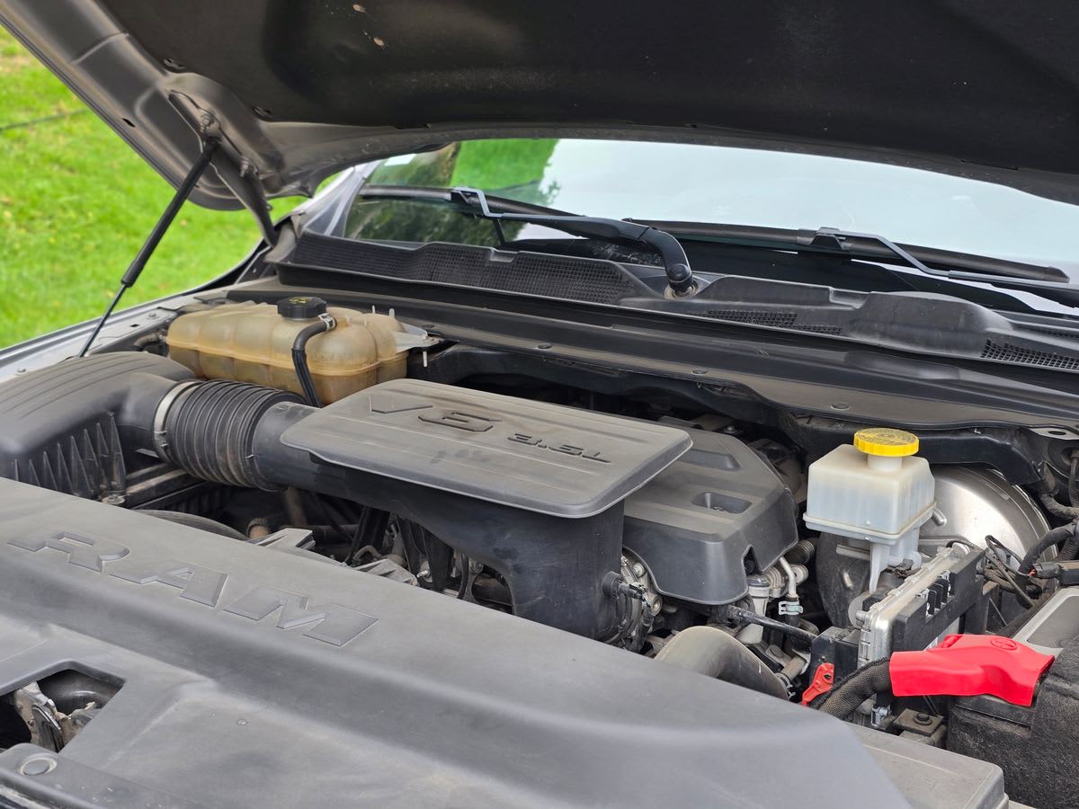 2023 RAM 1500 BIG HORN 3.6 AUT 4X4 Plateado - Miniatura 3
