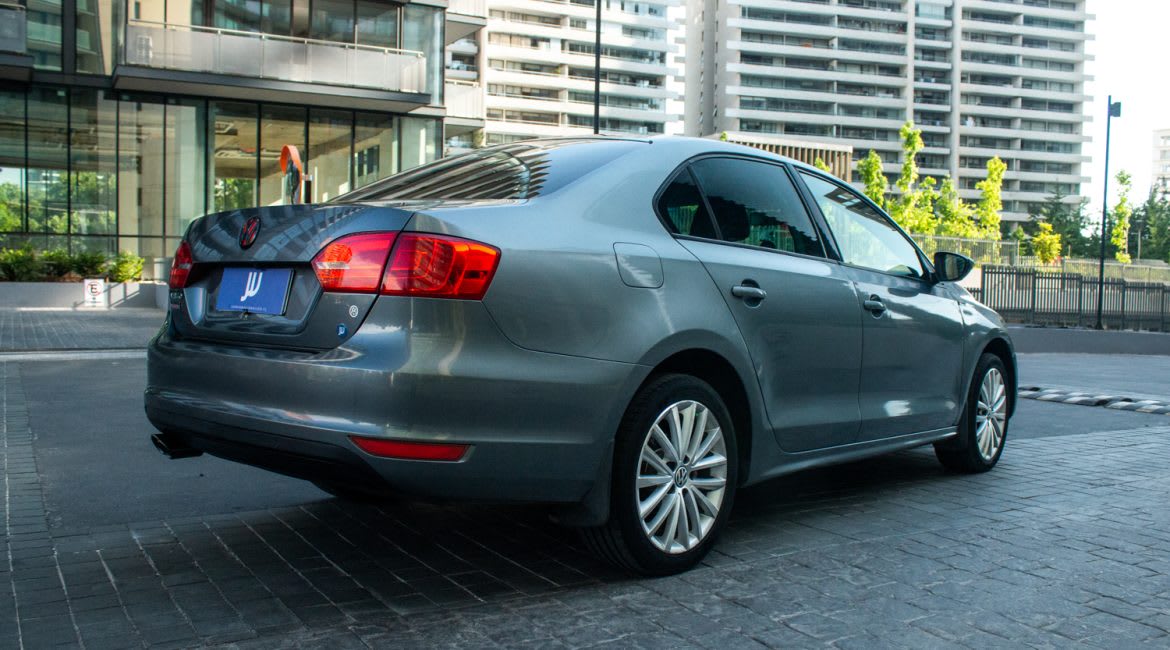 2013 VOLKSWAGEN VENTO 2.0 AT Gris - Miniatura 5