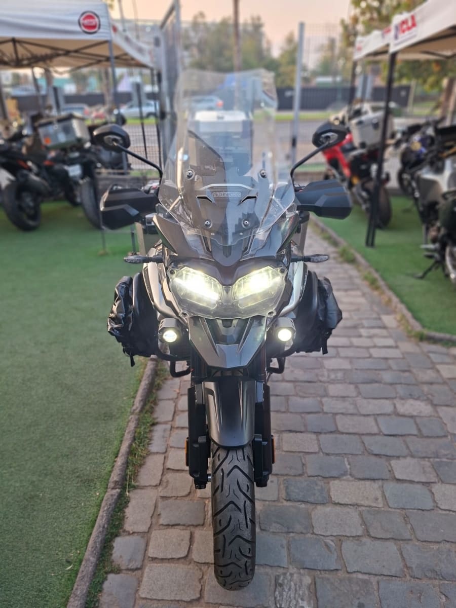 2021 Triumph Tiger 1200 Tiger Negro - Miniatura 8