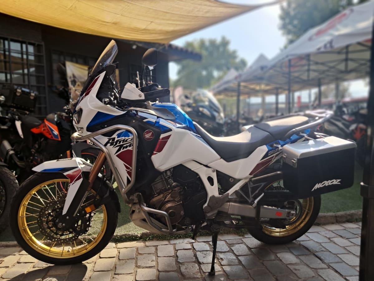 2023 Honda Africa Twin 1100 Africa Negro - Miniatura 2