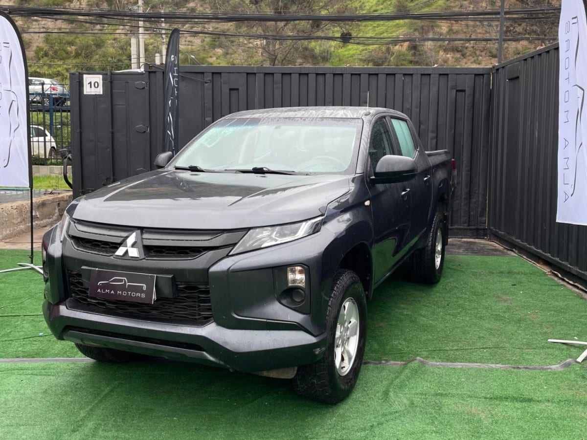 2022 Mitsubishi L200 WORK GRIS - Imagen 1