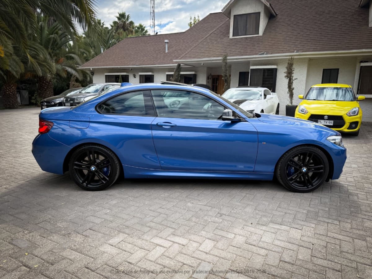 2021 BMW 240M Azul - Miniatura 3