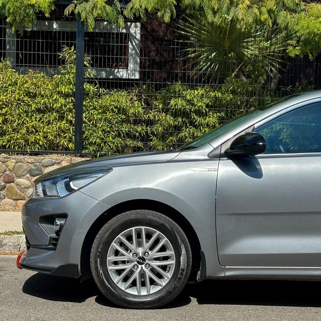 2022 KIA RIO 5 1.4L Gris - Miniatura 3