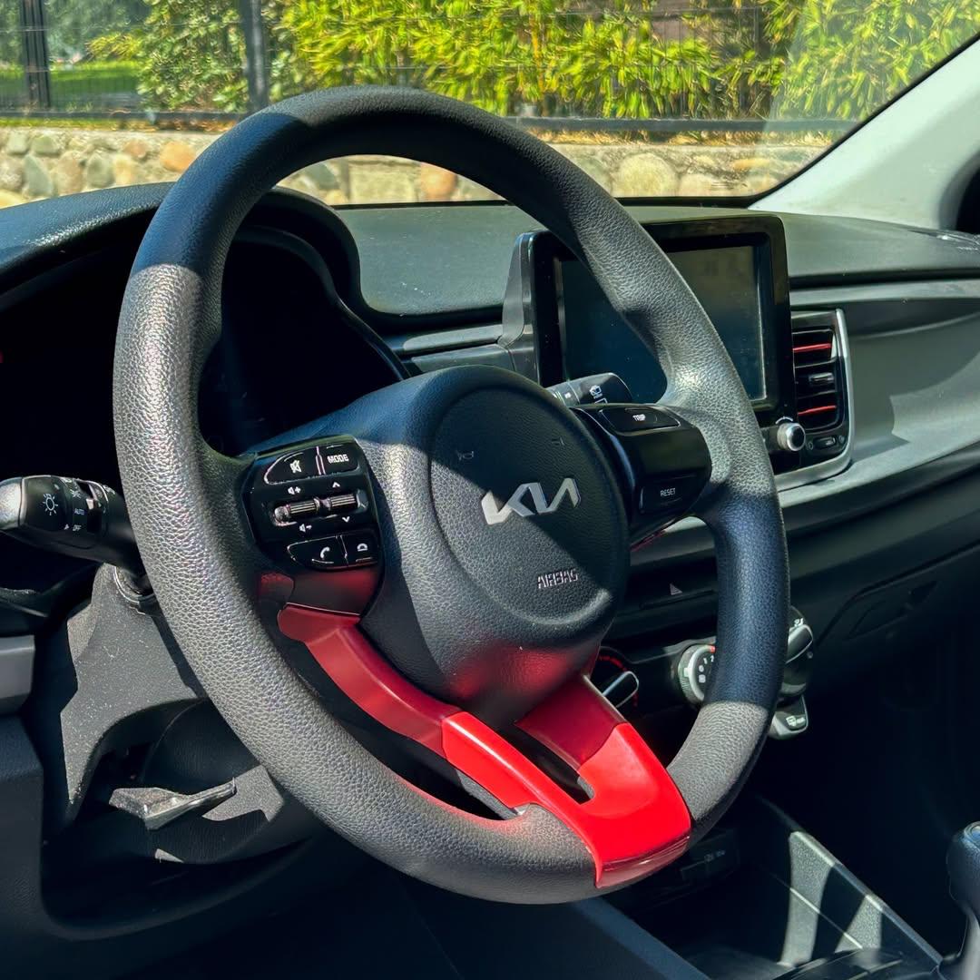 2022 KIA RIO 5 1.4L Gris - Miniatura 5