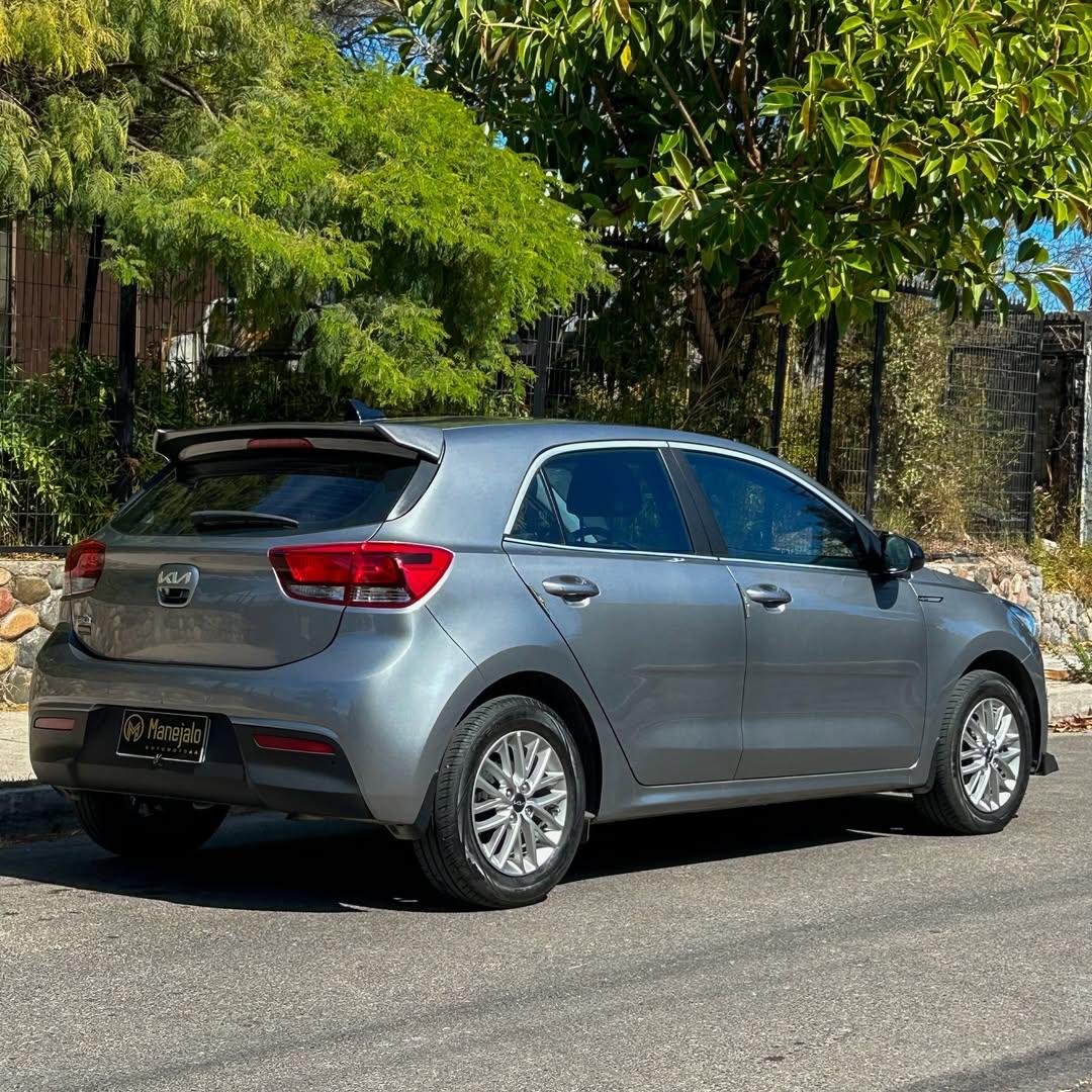 2022 KIA RIO 5 1.4L Gris - Miniatura 9