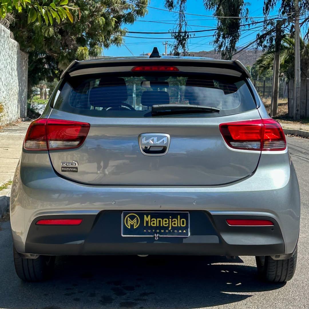 2022 KIA RIO 5 1.4L Gris - Miniatura 10