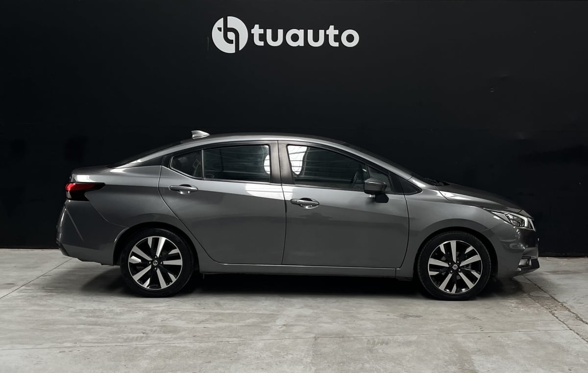 2023 Nissan Versa CVT 1.6 AUT EXCLUSIVE Gris - Miniatura 3