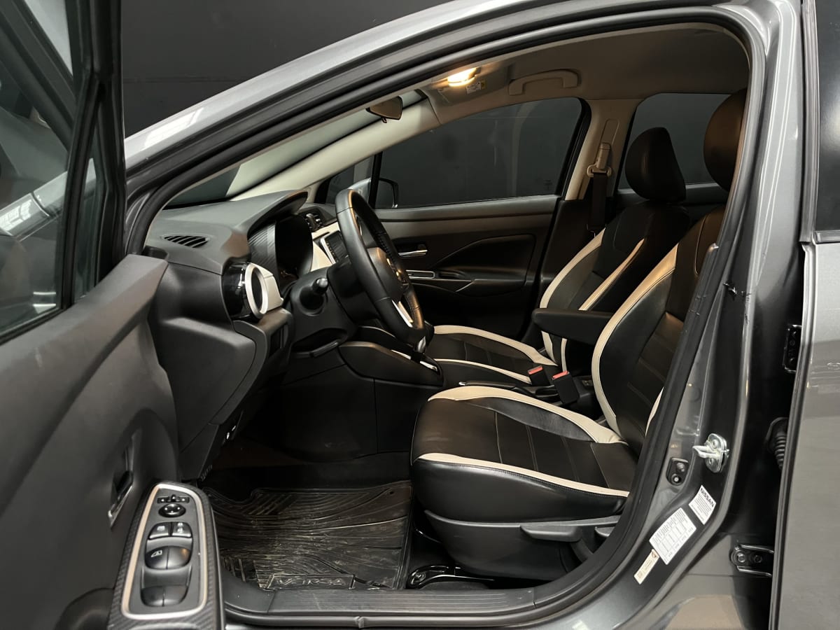 2023 Nissan Versa CVT 1.6 AUT EXCLUSIVE Gris - Miniatura 9