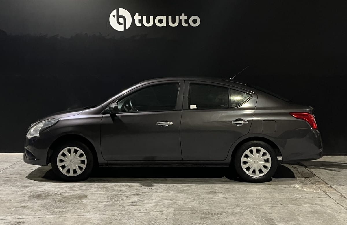 2018 Nissan Versa 1.6 SENSE MT Negro - Miniatura 7