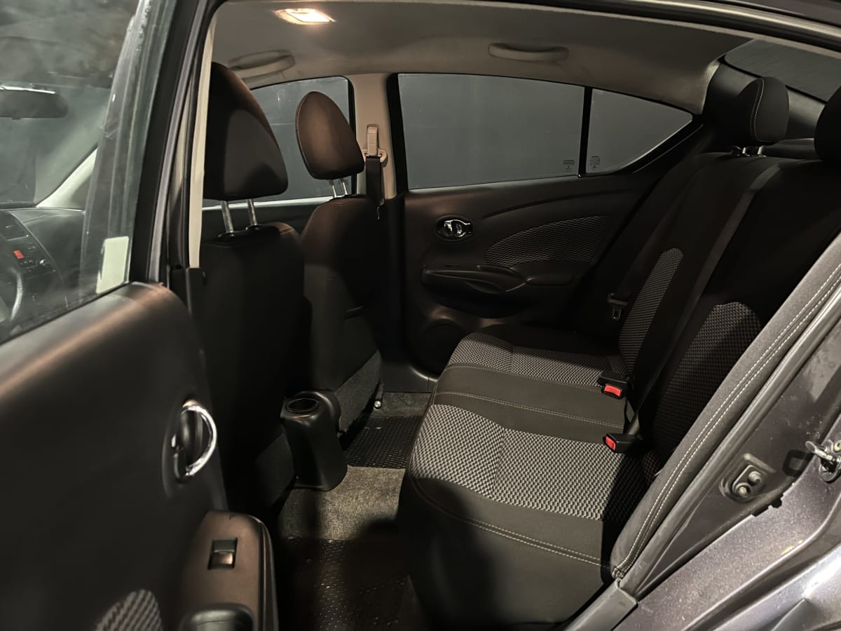 2018 Nissan Versa 1.6 SENSE MT Negro - Miniatura 10