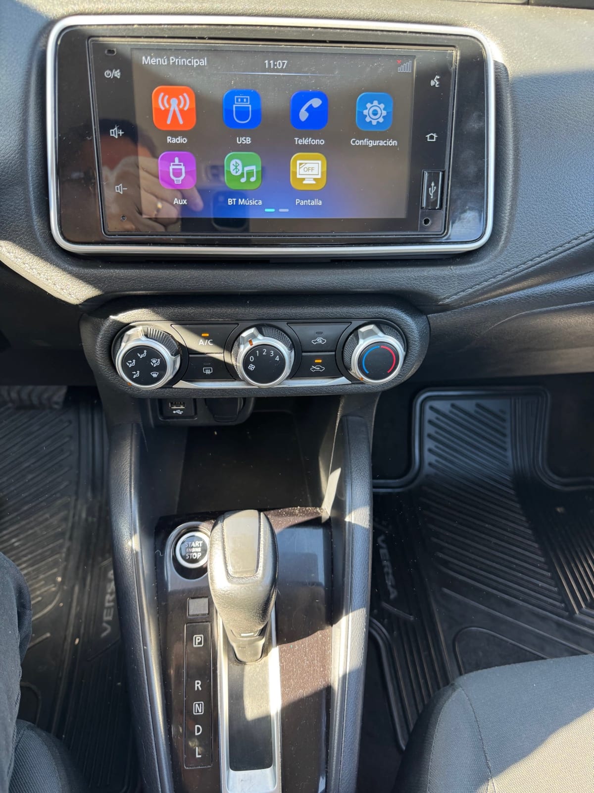 2021 NISSAN NEW VERSA AUT Blanco - Miniatura 9