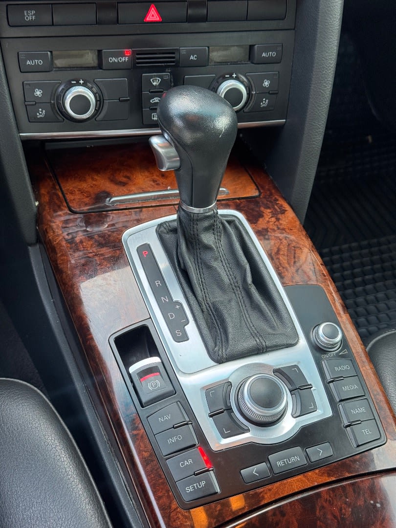 2010 Audi A6 Gris - Miniatura 10