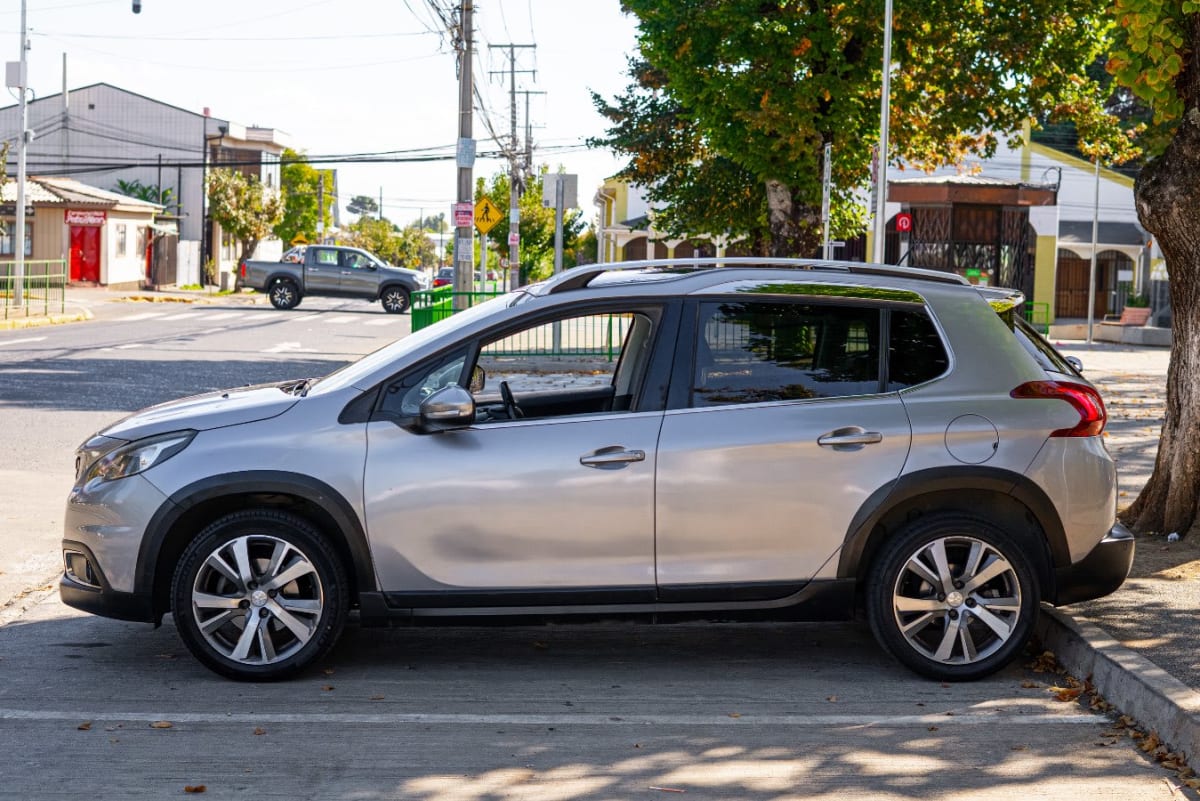 2019 Peugeot 2008 Allure Pack BlueHDi 130 EAT8 2008 GRIS - Miniatura 2