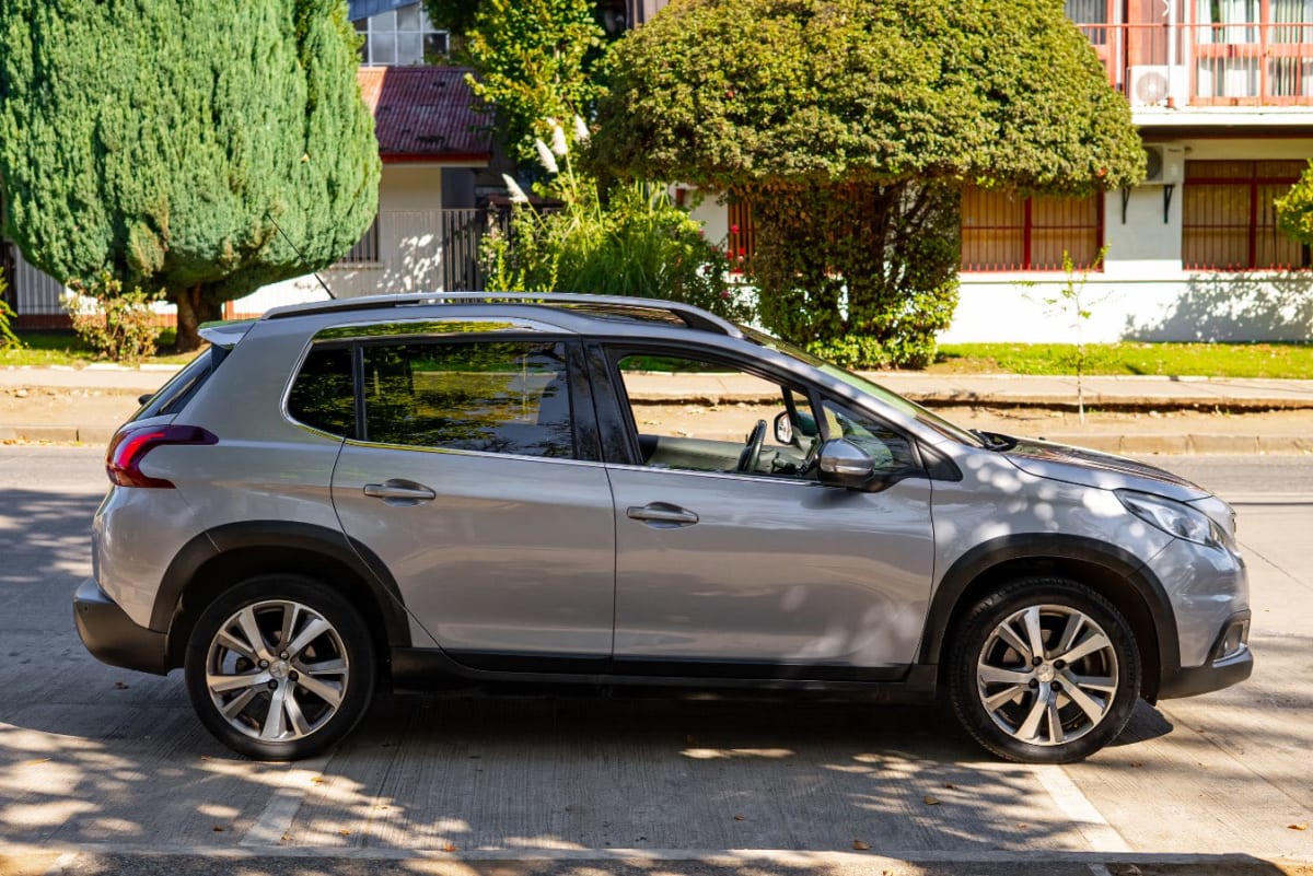 2019 Peugeot 2008 Allure Pack BlueHDi 130 EAT8 2008 GRIS - Miniatura 3
