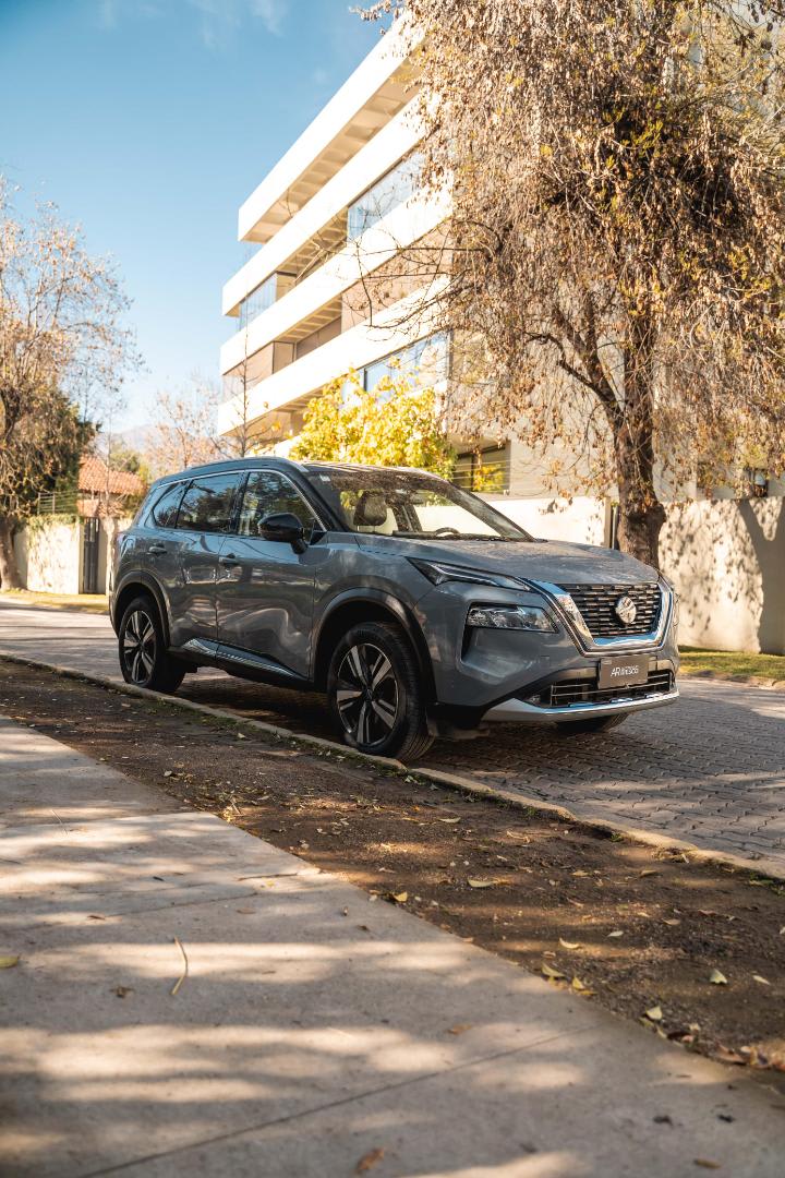 2023 Nissan X-TRAIL Gris - Miniatura 3