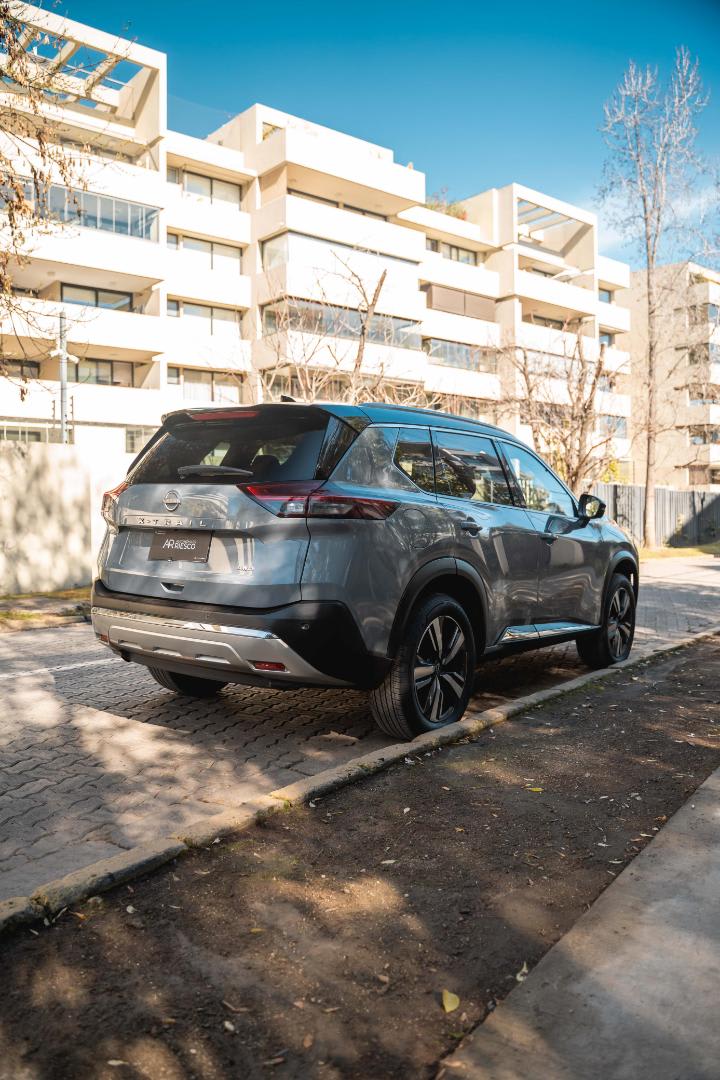 2023 Nissan X-TRAIL Gris - Miniatura 4